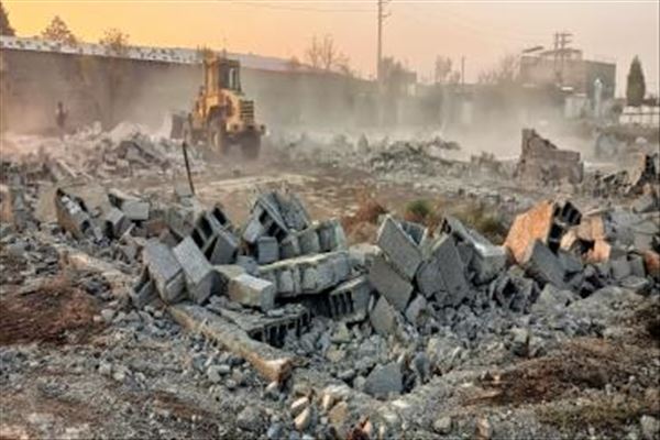 تخریب ساخت و سازهای غیر مجاز و آزادسازی اراضی کشاورزی در بخش احمدآباد مستوفی