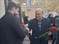 تکریم دانشجویان با اهدای گل توسط فرماندار اسلامشهر